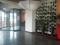 En Edificio ubicado en zona de alta plusvalía CUATRO GRADOS NORTE Zona 4, Mundo Inmobiliario ofrece para la renta amplia Oficina de 140 m2; 3 baños en total; 3 parqueos; kitchenette; acabados industriales; excelente iluminación. Renta:  Q12,000 + IVA 