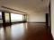 Venta de maravilloso apartamento completamente remodelado, ubicado en la Zona 10, Ciudad de Guatemala, ofrece una vista espectacular de la ciudad, cuenta con  tres espacios de estacionamiento y una bodega adicional para almacenamiento.