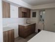 cocina con gabinetes, apartamento en alquiler