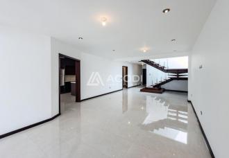 Espectacular Casa con dos niveles en venta, 476 m2, ubicada en San Cristóbal, Zona 8 de Mixco. Guatemala