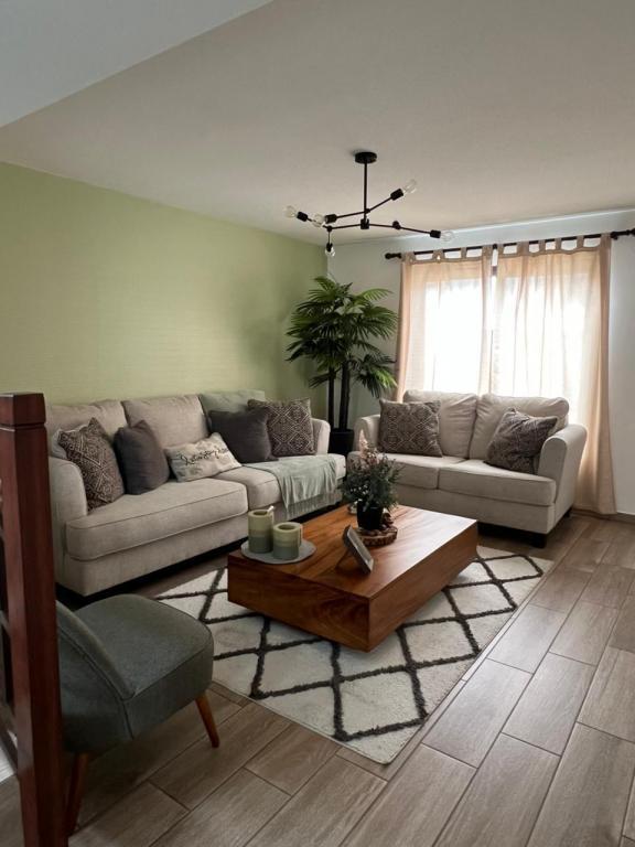 Se vende ampla Casa con dos niveles, 155 m2. inversionistas la pueden ubicar en Hacienda de Las Flores, Zona 2 de Villa Nueva. Guatemala