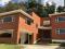 Se vende casa en Condominio Colinas de Castel, Carretera El Salvador; 585 m2 de construcción; 5 habitaciones; 7 baños; sala, comedor y amplia cocina con tope de mármol; 6 parqueos; sauna; cancha de tenis. Negociación en directo, precio de venta: $385,000.